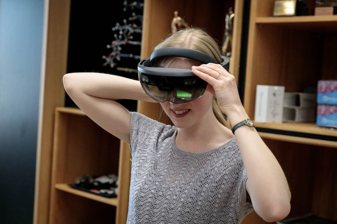Mixed reality headset